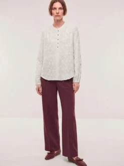 Bluse mit Blütenstickerei