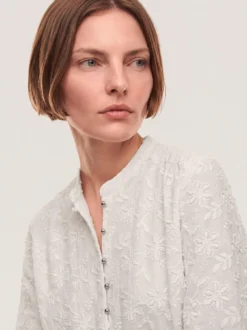 Bluse mit Blütenstickerei