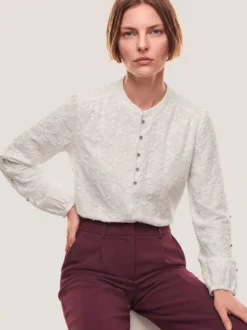 Bluse mit Blütenstickerei