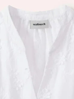 Bluse mit Blütenstickerei