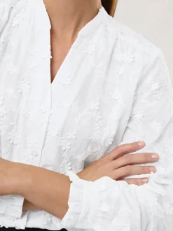 Bluse mit Blütenstickerei