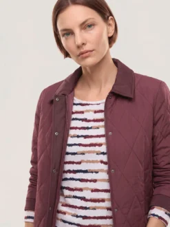 Kurze Steppjacke mit Materialmix