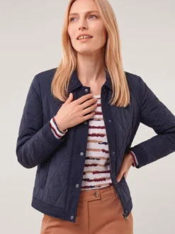 Kurze Steppjacke mit Materialmix