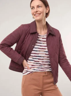 Kurze Steppjacke mit Materialmix