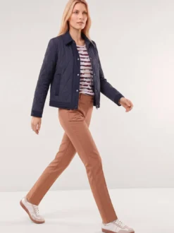 Kurze Steppjacke mit Materialmix