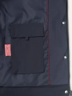 Kurze Steppjacke mit Materialmix