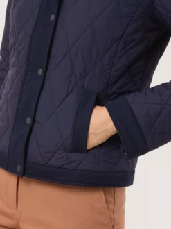 Kurze Steppjacke mit Materialmix