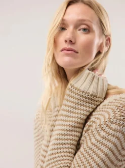 Pullover mit dezentem Streifen